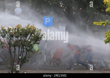 Colombo, Sri Lanka. 23 juillet 2023. L'armée sri-lankaise interrompt un rassemblement de l'Union de la jeunesse socialiste (SYU) à Colombo, au Sri Lanka, le 23 juillet 2023. (Photo de Saman Abesiriwardana/Pacific Press/Sipa USA crédit : SIPA USA/Alamy Live News Banque D'Images