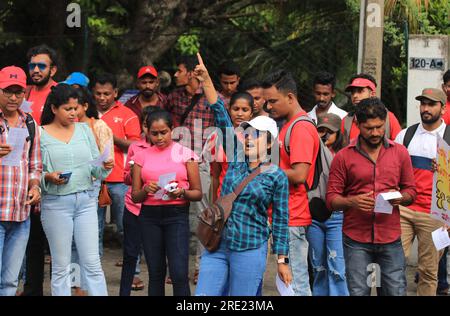 Colombo, Sri Lanka. 23 juillet 2023. L'armée sri-lankaise interrompt un rassemblement de l'Union de la jeunesse socialiste (SYU) à Colombo, au Sri Lanka, le 23 juillet 2023. (Photo de Saman Abesiriwardana/Pacific Press/Sipa USA crédit : SIPA USA/Alamy Live News Banque D'Images