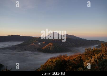 Mont Bromo brumeux tôt le matin Banque D'Images