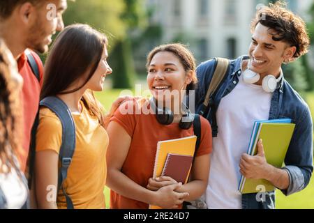 Portrait de joyeux amis d'université marchant à la classe ensemble à l'extérieur Banque D'Images