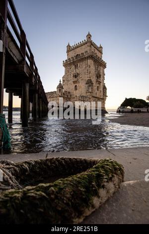 Torre de Belém sur les rives du Tage, tour de guet historique au coucher du soleil. Vieille ville de Lisbonne, Portugal, les gens vides Banque D'Images