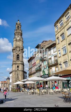 06.22.2023. Porto, Portugal : Clergios Tower dans le centre-ville de Porto avec des gens dans la rue . Banque D'Images