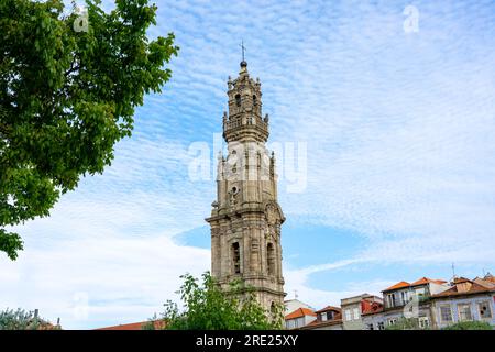 Célèbre monument clergios tour dans le centre-ville de Porto avec ciel bleu. Banque D'Images