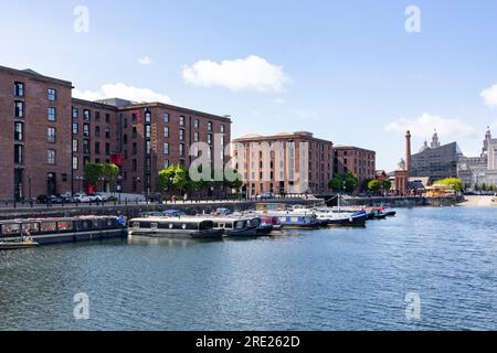 Liverpool, royaume-uni Mai, 16, 2023 scène de Salthouse Dock avec résidence flottante Banque D'Images
