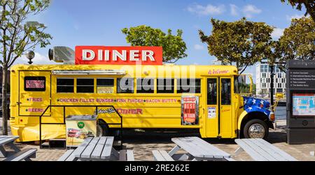 Liverpool, royaume-uni 16 mai 2023 un autobus scolaire jaune de style américain est utilisé comme restaurant-restaurant au populaire Royal Albert Dock tourist att Banque D'Images