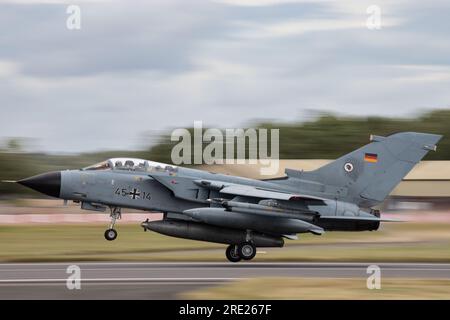 German Panavia Tornado décolle pour sa routine d'exposition au Royal International Air Tattoo 2023. Banque D'Images