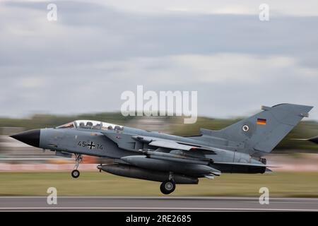 German Panavia Tornado décolle pour sa routine d'exposition au Royal International Air Tattoo 2023. Banque D'Images