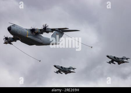 Atlas A400 de l'armée de l'air allemande simulant le ravitaillement de 2 Tornado au Royal International Air Tattoo 2023. Banque D'Images