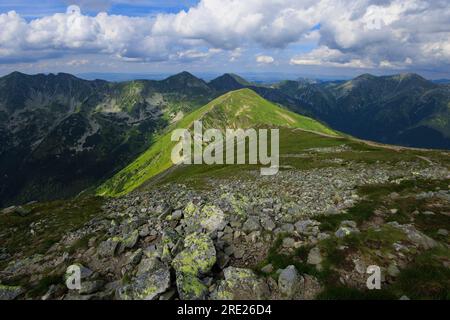 Crête de montagne Rohace, vue depuis Baranec, Tatras occidentales, Slovaquie. Paysage de montagne en été pendant la journée ensoleillée. Sommets rocheux et sommets des montagnes A. Banque D'Images