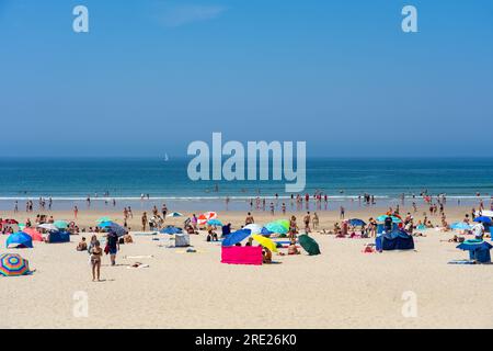 06.22.2023. Porto, Portugal : belle plage de sable de Porto matosinhos propre avec des gens . Banque D'Images