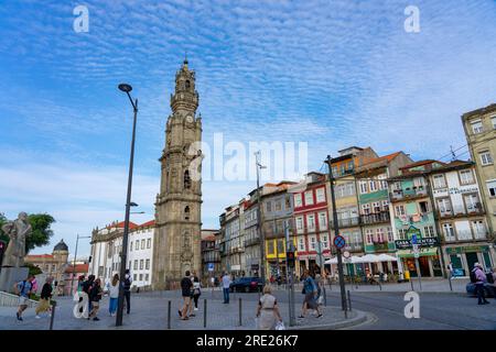 06.22.2023. Porto, Portugal : Clergios Tower dans le centre-ville de Porto avec des gens dans la rue . Banque D'Images