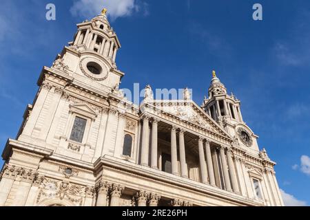 Façade de la cathédrale St Paul sous ciel bleu par une journée ensoleillée. Londres, Royaume-Uni Banque D'Images