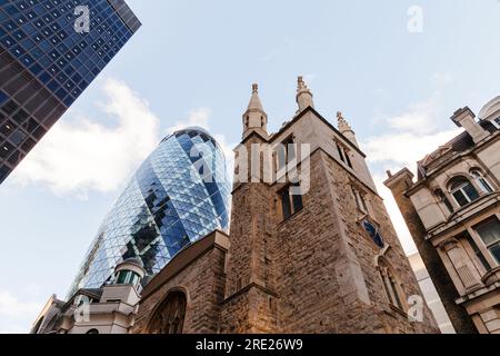 Londres, Royaume-Uni - 25 avril 2019 : Skyline de Londres avec de vieux bâtiments et la tour Gherkin sur fond Banque D'Images