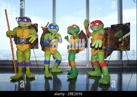 New York, États-Unis. 24 juillet 2023. Personnages de bandes dessinées et de films les « Teenage mutant Ninja Turtles » posent au One World Observatory du One World Trade Center, New York, NY, le 24 juillet 2023. (Photo Anthony Behar/Sipa USA) crédit : SIPA USA/Alamy Live News Banque D'Images