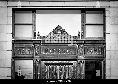 L'entrée de l'ancienne banque, disparue depuis des décennies, à Manitowoc, Wisconsin. Banque D'Images