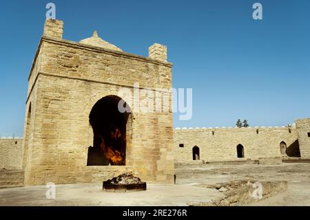 Bakou, Azerbaïdjan - 27 juin 2023 : une photographie architecturale du temple d'Ateshgah, un temple historique du feu en Azerbaïdjan, sur un ciel bleu clair Banque D'Images