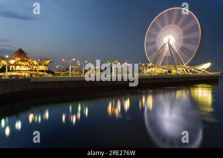 Bakou, Azerbaïdjan - 27 juin 2023 : une photographie fascinante à exposition longue montrant la grande roue éclairée à Bakou. Banque D'Images