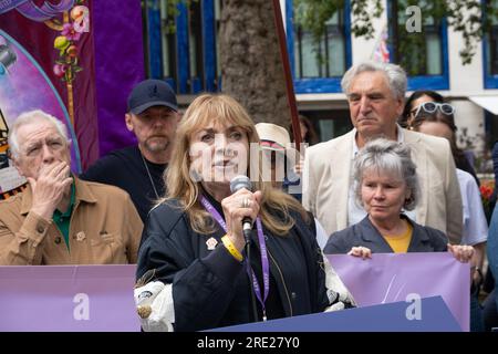 Lynda Rooke s'exprimant lors du rassemblement de l'Equity Union, Londres, en solidarité avec les acteurs SAG-AFTRA en grève en Amérique, pour une rémunération équitable, un paiement résiduel Banque D'Images