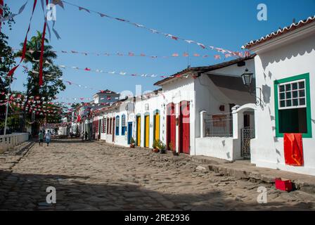 Le centre historique de Paraty affiche une beauté intemporelle avec des maisons blanches ornées de détails coloniaux colorés. Rio de Janeiro, Brésil Banque D'Images