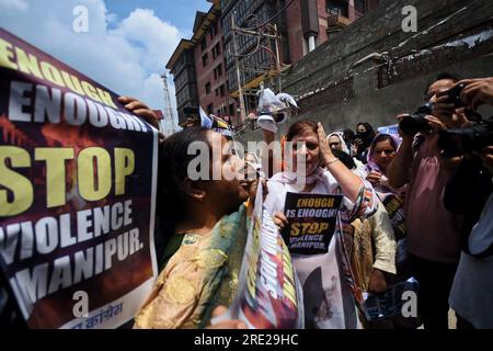 Srinagar, Inde. 24 juillet 2023. (7/24/2023) des partisans du Parti du Congrès de l'opposition indienne qui protestent contre la violence ethnique dans l'État du Manipur, dans le nord-est du pays, placardent à Srinagar. Plus de 130 personnes ont été tuées dans l'État du nord-est depuis que les violences entre deux groupes ethniques dominants ont éclaté début mai 2023. (Photo de Mubashir Hassan/Pacific Press/Sipa USA) crédit : SIPA USA/Alamy Live News Banque D'Images