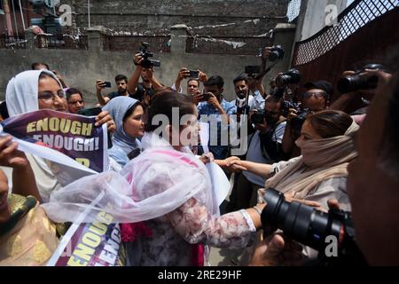 Srinagar, Inde. 24 juillet 2023. (7/24/2023) des partisans du Parti du Congrès de l'opposition indienne qui protestent contre la violence ethnique dans l'État du Manipur, dans le nord-est du pays, placardent à Srinagar. Plus de 130 personnes ont été tuées dans l'État du nord-est depuis que les violences entre deux groupes ethniques dominants ont éclaté début mai 2023. (Photo de Mubashir Hassan/Pacific Press/Sipa USA) crédit : SIPA USA/Alamy Live News Banque D'Images