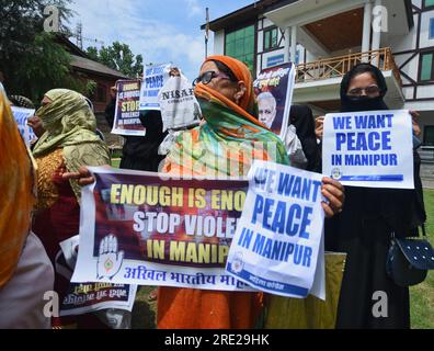 Srinagar, Inde. 24 juillet 2023. (7/24/2023) des partisans du Parti du Congrès de l'opposition indienne qui protestent contre la violence ethnique dans l'État du Manipur, dans le nord-est du pays, placardent à Srinagar. Plus de 130 personnes ont été tuées dans l'État du nord-est depuis que les violences entre deux groupes ethniques dominants ont éclaté début mai 2023. (Photo de Mubashir Hassan/Pacific Press/Sipa USA) crédit : SIPA USA/Alamy Live News Banque D'Images