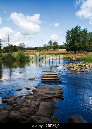 Un beau déversoir sur la rivière Wharfe à Burley-in-wharfedale en Angleterre. Banque D'Images