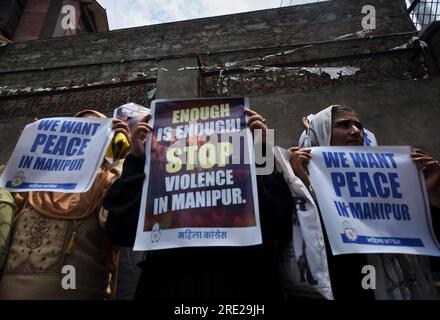 Srinagar, Inde. 24 juillet 2023. (7/24/2023) des partisans du Parti du Congrès de l'opposition indienne qui protestent contre la violence ethnique dans l'État du Manipur, dans le nord-est du pays, placardent à Srinagar. Plus de 130 personnes ont été tuées dans l'État du nord-est depuis que les violences entre deux groupes ethniques dominants ont éclaté début mai 2023. (Photo de Mubashir Hassan/Pacific Press/Sipa USA) crédit : SIPA USA/Alamy Live News Banque D'Images