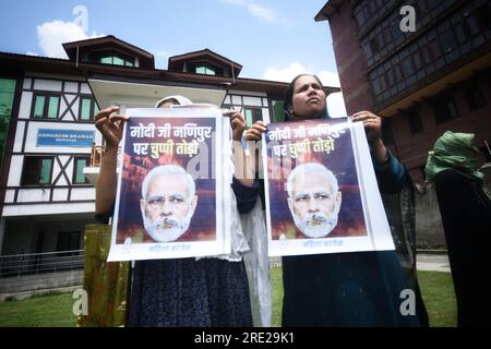 Srinagar, Inde. 24 juillet 2023. (7/24/2023) des partisans du Parti du Congrès de l'opposition indienne qui protestent contre la violence ethnique dans l'État du Manipur, dans le nord-est du pays, placardent à Srinagar. Plus de 130 personnes ont été tuées dans l'État du nord-est depuis que les violences entre deux groupes ethniques dominants ont éclaté début mai 2023. (Photo de Mubashir Hassan/Pacific Press/Sipa USA) crédit : SIPA USA/Alamy Live News Banque D'Images