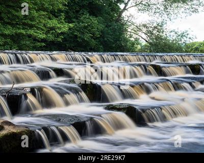 Un beau déversoir sur la rivière Wharfe à Burley-in-wharfedale en Angleterre. Banque D'Images