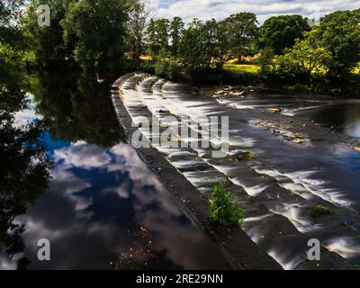 Un beau déversoir sur la rivière Wharfe à Burley-in-wharfedale en Angleterre. Banque D'Images