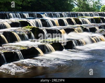 Un beau déversoir sur la rivière Wharfe à Burley-in-wharfedale en Angleterre. Banque D'Images