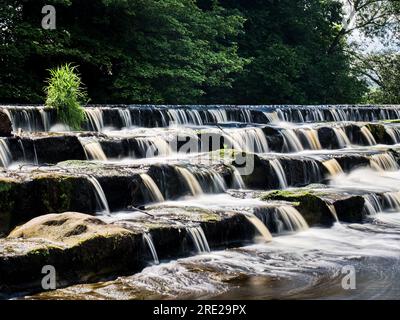 Un beau déversoir sur la rivière Wharfe à Burley-in-wharfedale en Angleterre. Banque D'Images