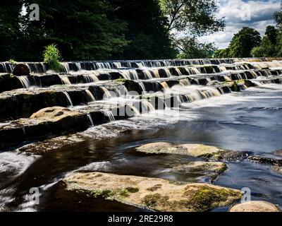 Un beau déversoir sur la rivière Wharfe à Burley-in-wharfedale en Angleterre. Banque D'Images