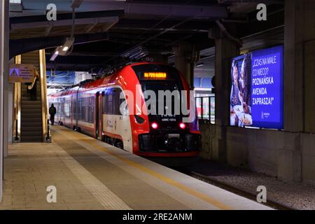 Poznan, Pologne - 19 avril 2023 : gare, les passagers montent à bord du train. Banque D'Images