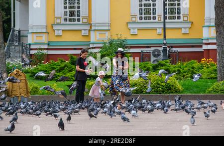 Kazakhstan, Almaty. Pigeons en face de la cathédrale de l'Ascension, Panfilov Guardsmen Park. Banque D'Images