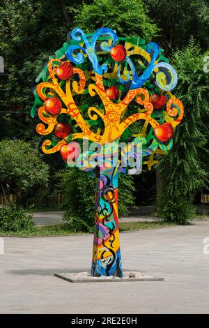 Kazakhstan, Almaty. Arbres décoratifs colorés par Fontaine, Central Park pour la culture et les loisirs. Banque D'Images