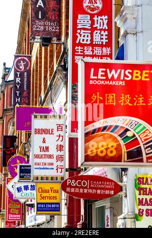 Enseignes colorées sur Faulkner Street à Chinatown, Manchester, Angleterre, Royaume-Uni Banque D'Images