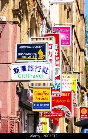 Enseignes colorées sur Faulkner Street à Chinatown, Manchester, Angleterre, Royaume-Uni Banque D'Images