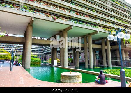 Vue sur les jardins aquatiques, la terrasse au bord du lac et Gilbert House au brutalist Barbican Estate, Londres, Royaume-Uni Banque D'Images