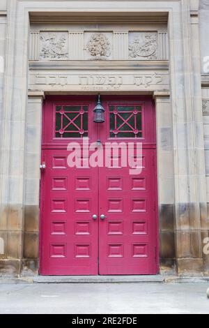 Les portes d'une ancienne synagogue en Écosse un matin d'automne Banque D'Images