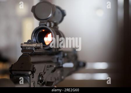 Fusil d'assaut avec collimateur à visée rapprochée, mise au point sélective. Arme moderne de la force militaire Banque D'Images