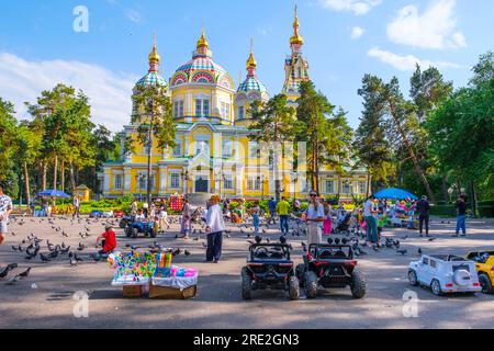 Kazakhstan, Almaty. Après-midi activité devant la cathédrale de l'Ascension, orthodoxe russe. Banque D'Images