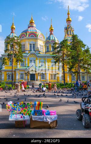 Kazakhstan, Almaty. Après-midi activité devant la cathédrale de l'Ascension, orthodoxe russe. Banque D'Images