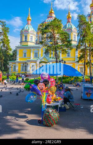 Kazakhstan, Almaty. Après-midi activité devant la cathédrale de l'Ascension, orthodoxe russe. Banque D'Images