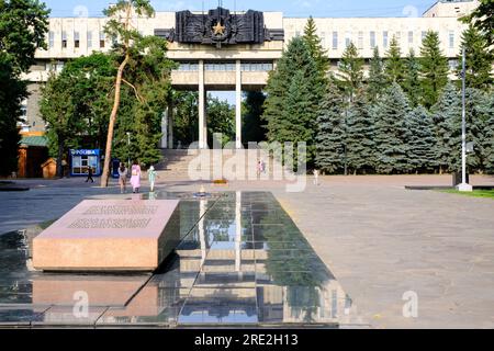 Kazakhstan, Almaty. Parc des 28 gardes Panfilov. Flamme éternelle brûlant en l'honneur des victimes de la Grande Guerre patriotique (Seconde Guerre mondiale). Ère soviétique Banque D'Images