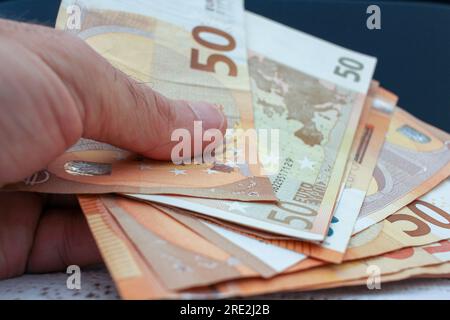 billets en euros dans ma main gauche pour effectuer un paiement Banque D'Images