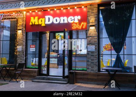 Kazakhstan, Almaty. MqDoner, Fast Food Store imitant McDonald's. Banque D'Images