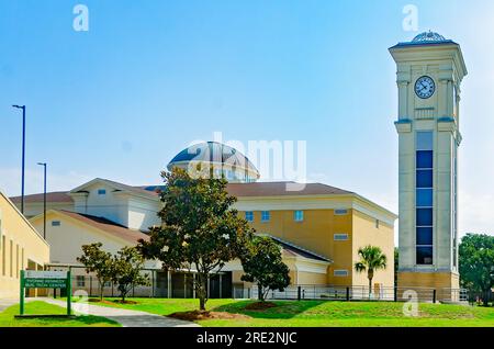 Le centre de technologie d'affaires Yvonne Kennedy, avec la tour de l'horloge, est photographié au Bishop State Community College à Mobile, en Alabama. Banque D'Images