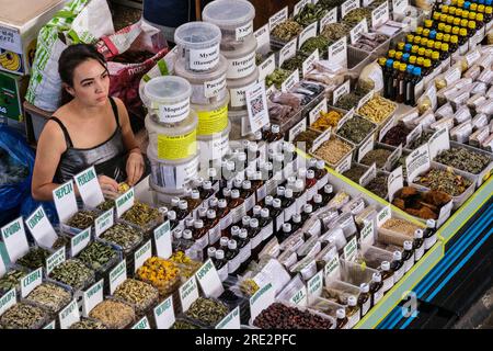 Kazakhstan, Almaty. Green Bazaar fournisseur de suppléments de soins de santé et de thés à base de plantes. Banque D'Images